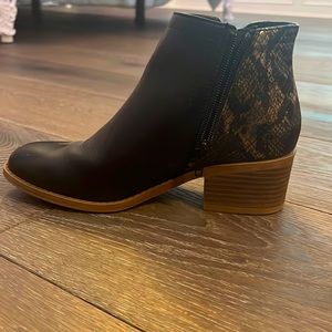 Girls black boots from Steve Madden
